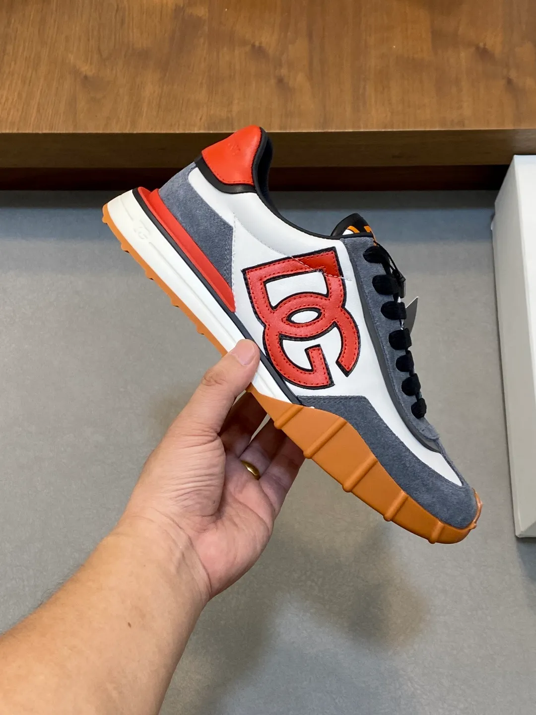 💰800 Dolce&Gabbana/Dolce & Gabbana men’s new casual sports shoes This sneaker is made of multiple materials. The nylon fabric upper is integrated with glossy leather, suede leather and rubber elements, and is decorated with reflective details. It has a silk-screen logo and a dual design of thick round and flat laces. It has a square toe, rubber foam midsole and gear pattern rubber composite sole decorated with the iconic "DG" logo. The shoe body is decorated with three-dimensional labels with the brand logo in many places. The style is fashionable and elegant, and the unique design is presented in a dazzling and modern new language. The fabric towel lining is paired with logo cowhide feet for a stylish and stylish look! Comes with a full set of packaging! Size: 39-40-41-42-43-44 leather shoe size (38/45 can be customized but does not support returns)